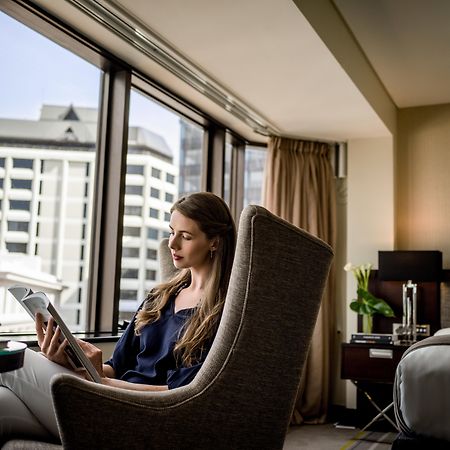 Intercontinental Wellington By Ihg Ξενοδοχείο Εξωτερικό φωτογραφία A guest using a tablet in a room at the hotel