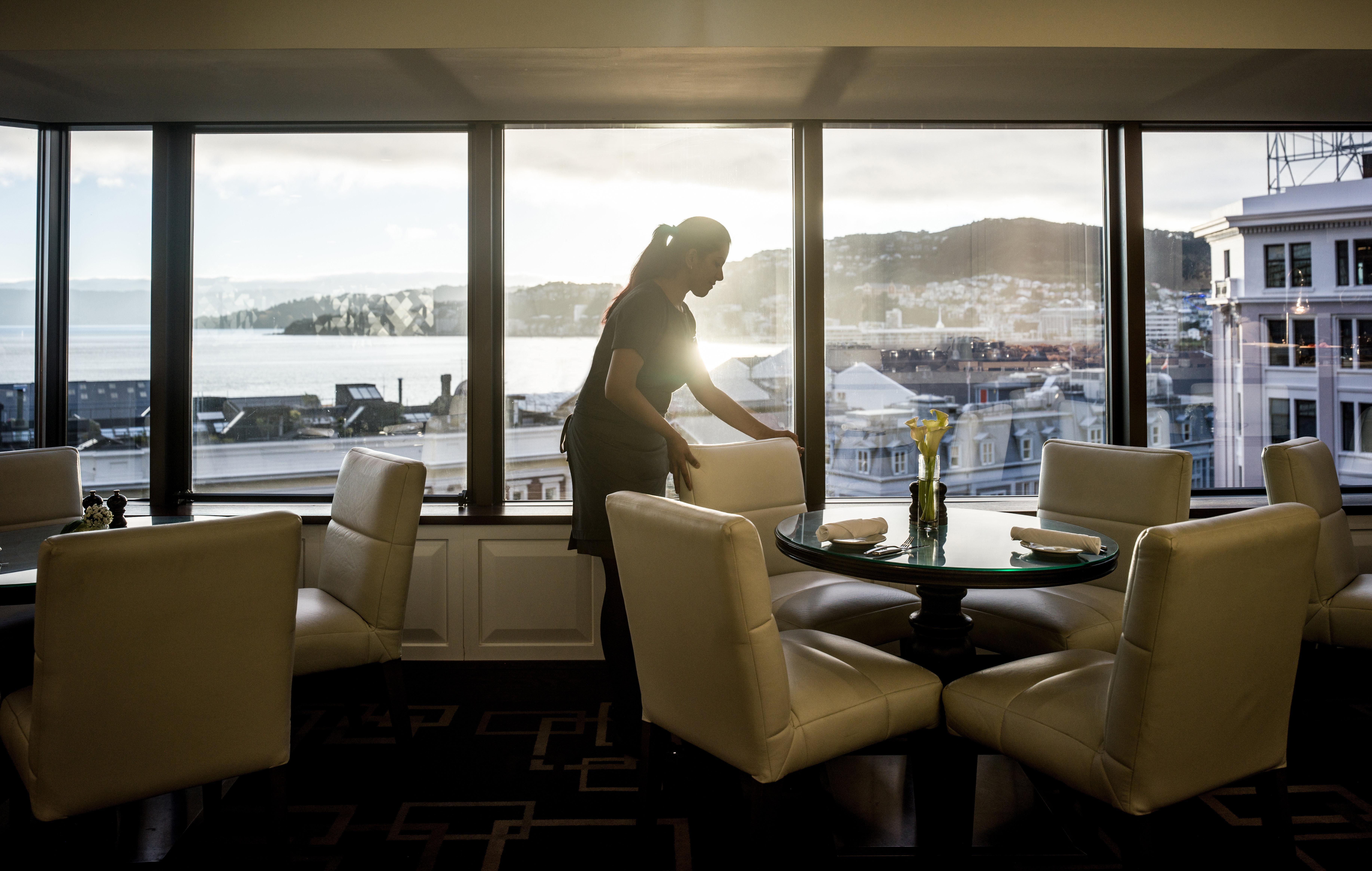 Intercontinental Wellington By Ihg Ξενοδοχείο Εξωτερικό φωτογραφία A hotel maid polishing a chair